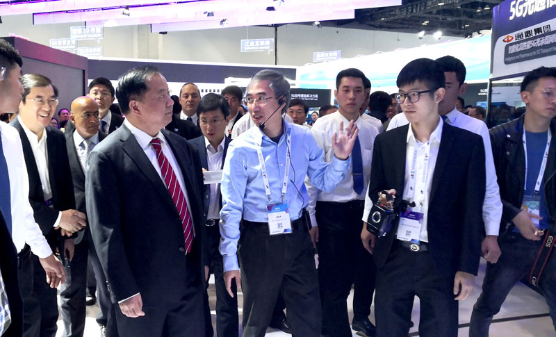 800-陈部长莅临华体体育app官方下载展台.jpg